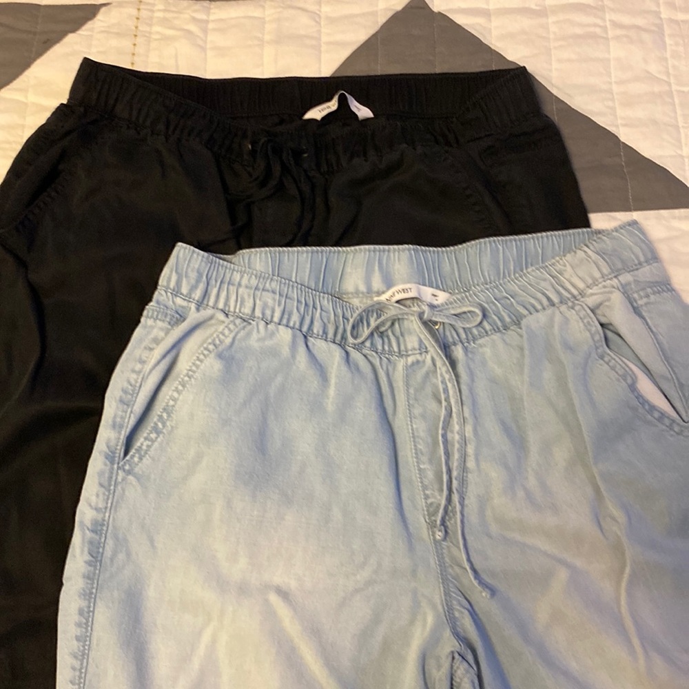 Set of 2 women’s Nine West black and light wash joggers size medium.